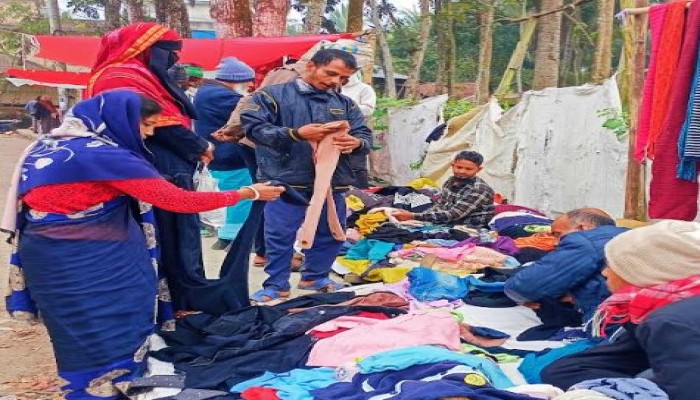 কাউখালীতে শীতের তীব্রতা বেড়েছে গরম কাপড়ের দোকানে ভিড়