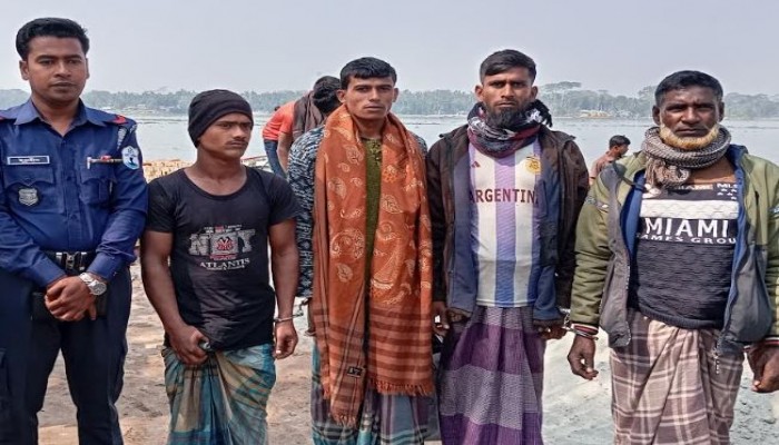 কাউখালীতে ৪ জেলেকে ৩০ দিন করে জেল দিয়েছে ভ্রাম্যমান আদালত।