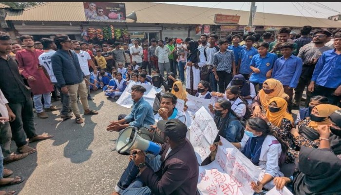 সোয়াই নদী রক্ষার দাবীতে মহাসড়ক অবরোধ