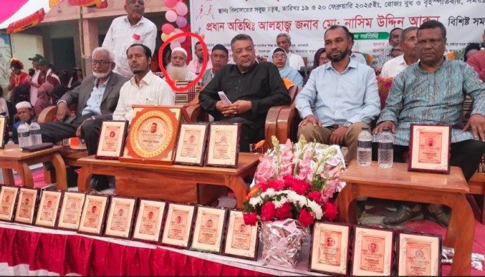 রাজাপুরে বিএনপির নেতা জাকিরের হাত থেকে পুরস্কার নিলেন আ'লীগের নেতা মাসুম মৃধা