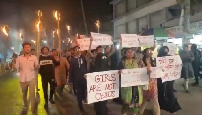 দেশব্যাপি ধর্ষণের প্রতিবাদে নাটোরে বৈষম্যবিরোধী ছাত্র আন্দোলনের বিক্ষোভ ও মশাল মিছিল অনুষ্ঠিত।
