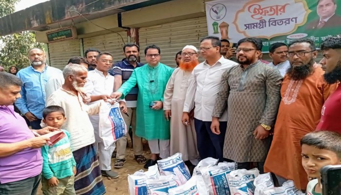 বুড়িচংয়ে ডা. নজরুল ইসলাম শাহীন ফাউন্ডেশনের উদ্যোগে নগদ অর্থ ও ইফতার সামগ্রী বিতরণ
