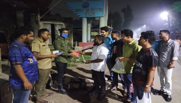 ৪০ জন নিরাপত্তাকর্মীর মাঝে বাকৃবি ছাত্রদলের সাহ্‌রি বিতরণ