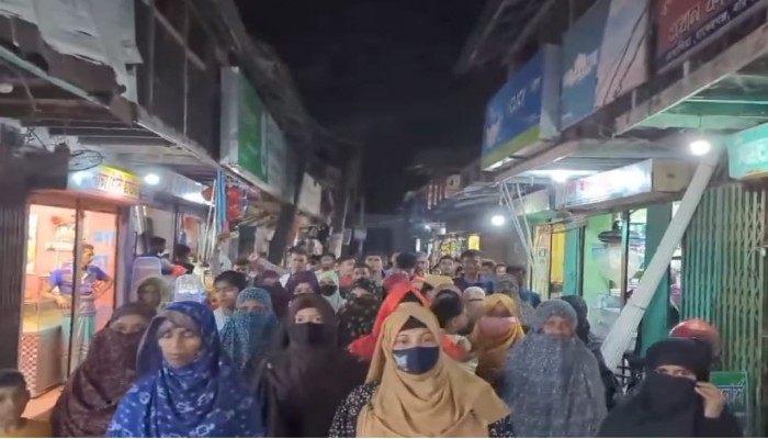 বাকেরগঞ্জে ইউপি মেম্বার কামালের অপসারণের দাবীতে বিক্ষোভ মিছিল