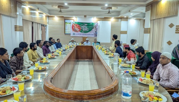 বাকৃবি সাংবাদিক সমিতির উদ্যোগে এক ছাদের নিচে ইফতারে প্রশাসন ও ছাত্র সংগঠন