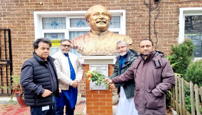 "বঙ্গবন্ধুর ১০৫তম জন্মদিনে লন্ডনের বঙ্গবন্ধুর ভাস্কর্যে শ্রদ্ধা জানিয়েছে হৃদয়ে বঙ্গবন্ধু মেমোরিয়াল ফাউন্ডেশন ইন ইউকে,