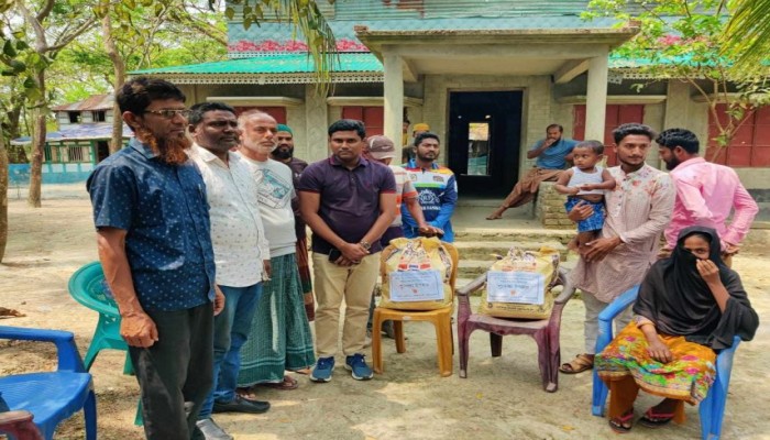 গণঅভ্যুত্থানে শহীদ জামালের বাড়িতে ঈদ উপহার নিয়ে গেলেন ইউএনও