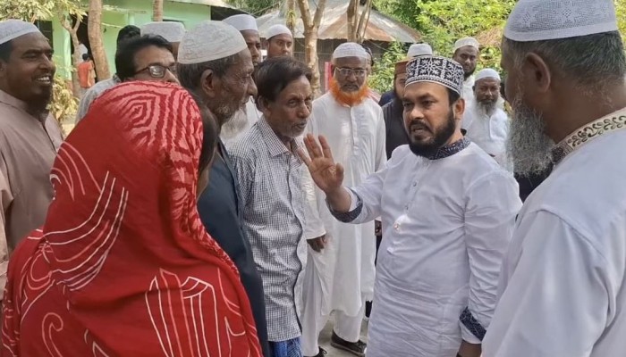 লক্ষ্মীপুরে অগ্নিকাণ্ডে ক্ষতিগ্রস্ত হিন্দু সম্প্রদায়ের বাড়ী পরিদর্শন -ড. মুহাম্মদ রেজাউল করিম।