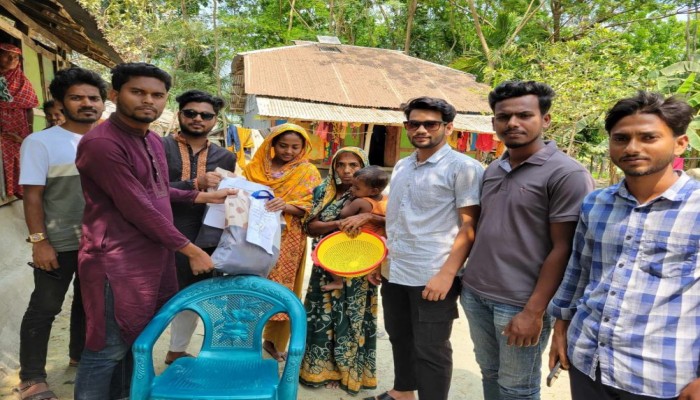 ঈদ উপহার নিয়ে গণঅভ্যুত্থানে শহীদ জামালের বাড়িতে গেলেন কোস্টাল ইয়ুথ এসোসিয়েশন সদস্যরা