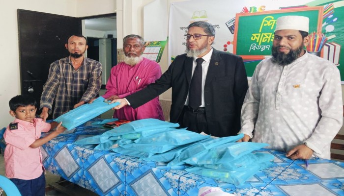 ​বুড়িচংয়ে শ্রমিক কল্যাণের শিক্ষা সামগ্রী বিতরণ