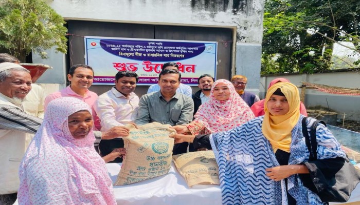 খানসামায় বিনামূল্যে বীজ ও রাসায়নিক সার বিতরণ