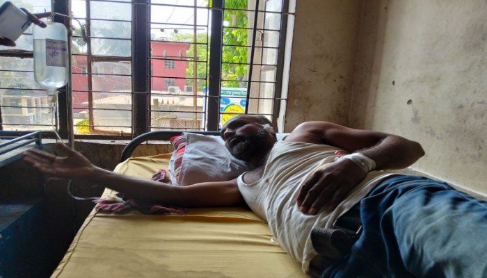 গৌরনদীতে আ- লীগের লাঠির আঘাতে রক্তাক্ত যখম হয়ে হাসপাতালে ভর্তি বিএনপি নেতা মিলন