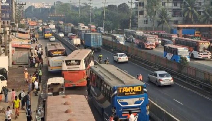 স্বস্তি নিয়েই রাজধানী ছাড়ছেন ঘরমুখো মানুষ
