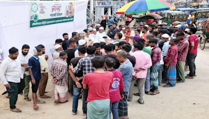 এম, ডি, এফ,ওয়ালর্ড ওয়াইড এর আয়োজনে ঢাকা ও মৌলভীবাজারে পথচারীদের মধ্যে ইফতার প্যাক বিতরণ
