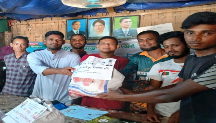 রাজস্থীলীতে ছাত্রদলের আহ্বায়ক নাইমুল ইসলাম রনি পক্ষ থেকে ঈদ উপহার