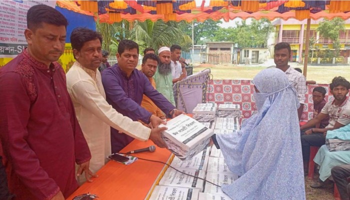 ব্রাহ্মণপাড়ায় অসহায় ও হতদরিদ্র ছাত্র ছাত্রীদের মাঝে ঈদ সামগ্রী বিতরণ