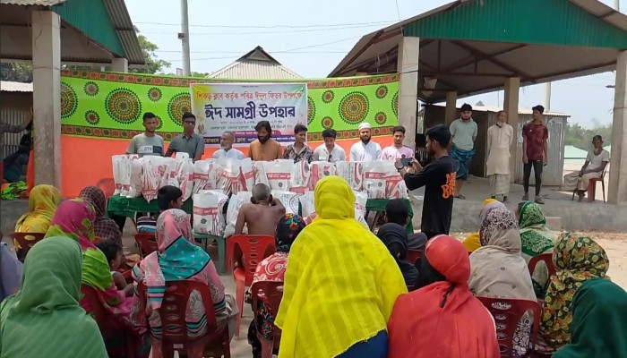 কিশোরগঞ্জের হোসেনপুরে শিকড় ক্লাবের ঈদ সামগ্রী বিতরণ।