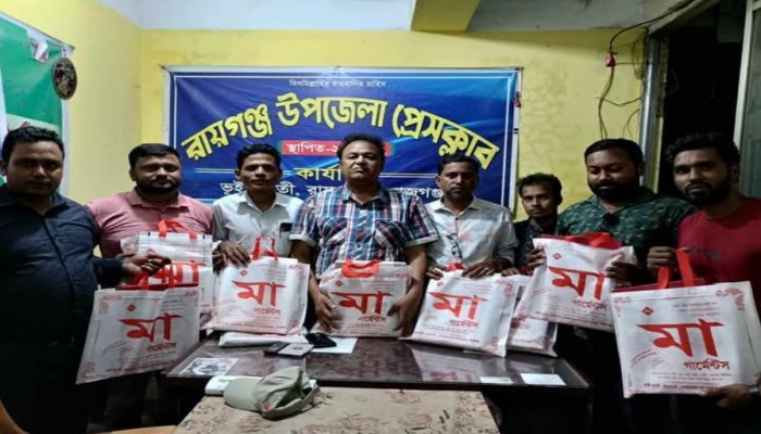 রায়গঞ্জ উপজেলা প্রেসক্লাবের সাংবাদিকদের মাঝে ঈদ উপহার বিতরণ