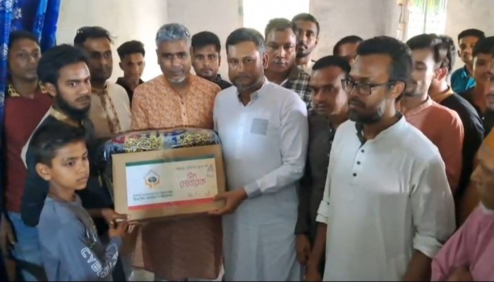 পিরোজপুরের মঠবাড়িয়ায় দুই শহীদ পরিবারের মাঝে তারেক রহমানের পক্ষ থেকে ঈদ সামগ্রী বিতরন