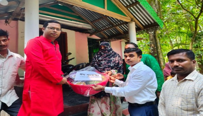 হিজলায় জুলাই আগস্টের নিহত শহীদ পরিবারের মাঝে ঈদ উপহার