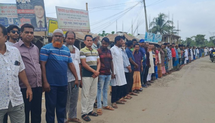 বাগেরহাটের দশানী-রামপাল-মোংলা সড়কের নির্মান কাজে ধীরগতি, নতুন ঠিকাদার নিয়োগ ও বর্তমান ঠিকাদারের বিচারের দাবিতে মানববন্ধন