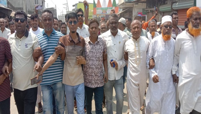 ফুলতলা বিএনপির আহবায়ক আবুল বাশারের উপর বোমা হামলার প্রতিবাদে কয়রায় বিক্ষোভ মিছিল