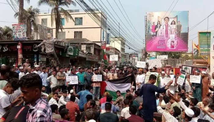 গাজায় ইসরায়েলি হামলার প্রতিবাদে ঝালকাঠিতে তৌহিদি জনতার বিক্ষোভ ও সড়ক অবরোধ