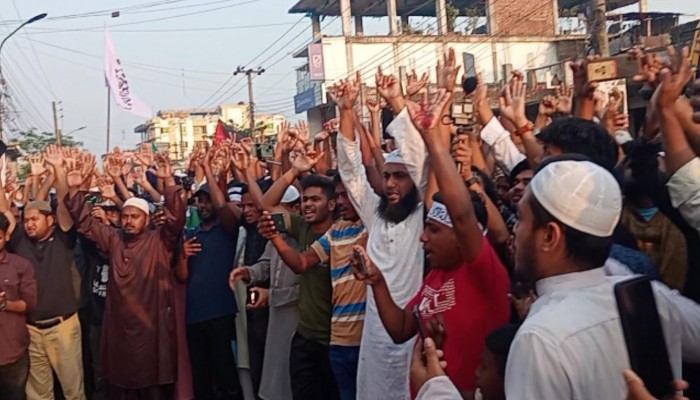 ফুলবাড়ী উপজেলায় ফিলিস্তিনে ইসরায়েলি গণহত‌্যা বন্ধ ও স্বাধীন ফিলিস্তিনের দাবিতে বিক্ষোভ মিছিল ও প্রতিবাদ