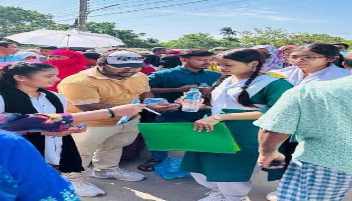 বাগেরহাটে পরীক্ষার্থীদের জন্য ছাত্রদলের মানবিক বুথ, প্রশংসায় ভাসছেন নেতারা