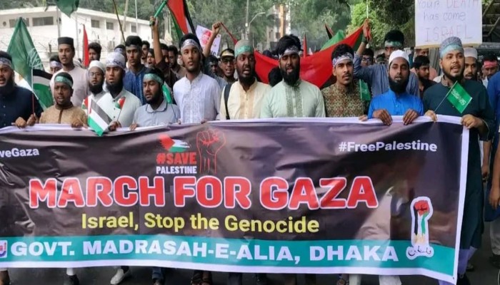 ​মার্চ ফর গাজা কর্মসূচিতে ঢাকা আলিয়ার শিক্ষার্থীদের সোহরাওয়ার্দী উদ্যান অভিমুখে যাত্রা