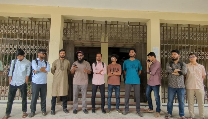কুয়েটের শিক্ষার্থী বহিষ্কারের ঘটনার প্রতিবাদে কুবিতে মানববন্ধন