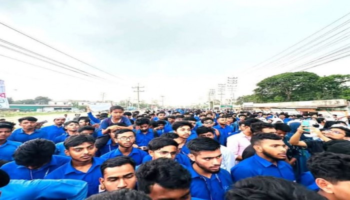 নরসিংদীতে ৬ দফা দাবিতে পলিটেকনিক শিক্ষার্থীদের ঢাকা-সিলেট মহাসড়ক অবরোধ