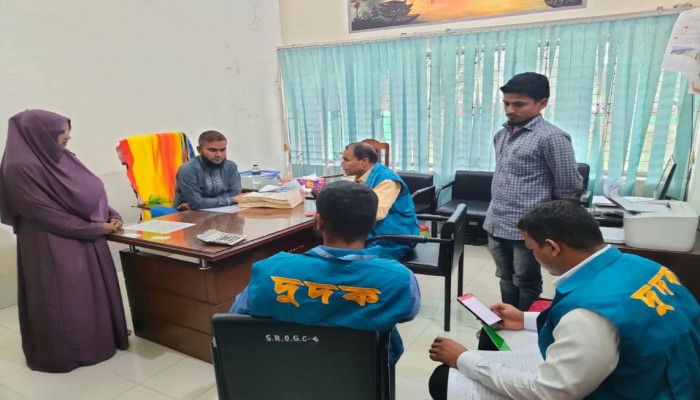 গৌরীপুর সাব- রেজিস্ট্রি কার্যালয়ে দুদকের অভিযান