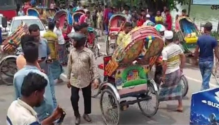 গুলশানে অটোরিকশা চালকদের রাস্তা অবরোধ