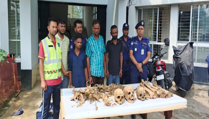 ​ভালুকায় হাইওয়ে পুলিশের অভিযানে ৩টি মাথার খুলি, মৃত মানুষের হাড্ডি ও চোলাই মদ সহ আটক ৪