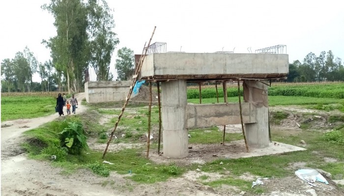 মেয়াদ শেষ, হয়নি সেতুর কাজ ভোগান্তিতে এলাকাবাসী
