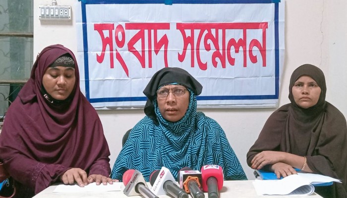 পাওনা টাকা ফেরত পেতে অসহায় নারীর সংবাদ সম্মেলন