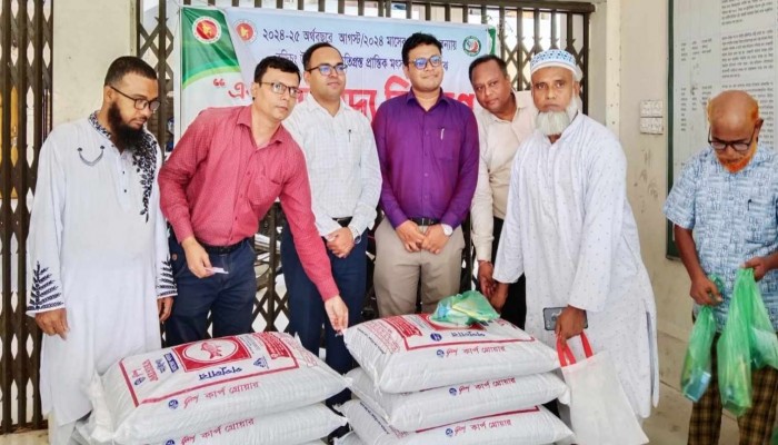 বুড়িচংয়ে বন্যায় ক্ষতিগ্রস্থ মৎস্যচাষীদের মধ্যে মাছের খাবার বিতরণ