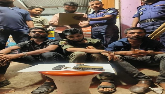 কুমিল্লা টমচম ব্রিজ থেকে বিদেশী পিস্তল সহ তিনজন যুবককে গ্রেফতার করেছে পুলিশ।