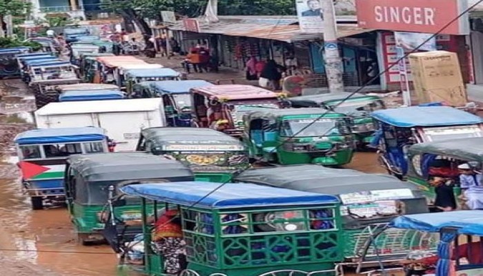 ব্রাহ্মণপাড়ায় ঈদে ঘরমুখী মানুষের দুর্ভোগ চরমে