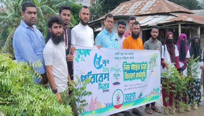 উলিপুরে অরণ্যের উদ্যোগে নিমগাছের চারা বিতরণ