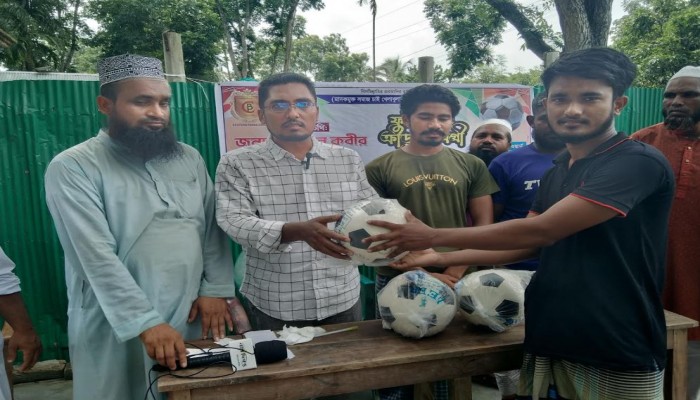 বড়াইগ্রামের বনপাড়া পৌর ক্লাবের উদ্যোগে ফুটবল ক্রীড়া সামগ্রী বিতরণ।