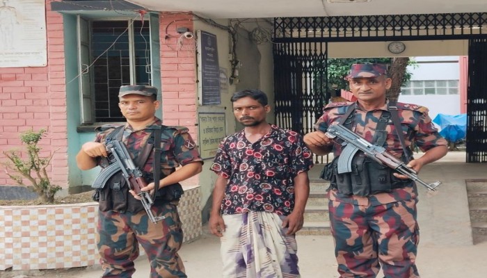 রাণীশংকৈল সীমান্তে ঘাস কাটার অপরাধে বিজিবি’র হাতে এক ব্যাক্তি আটক