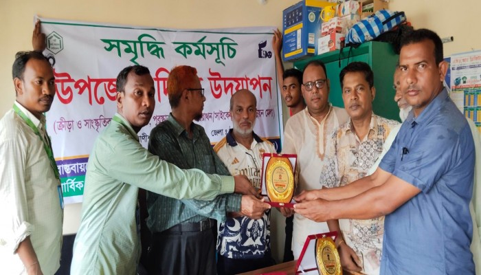 স্থানীয় সংবাদ সংগ্রহে বিশেষ অবদানের জন্য বে-সরকারি সংস্থা ইএসডিও পক্ষ থেকে সম্মাননা পেলেন সাংবাদিক মোবারক