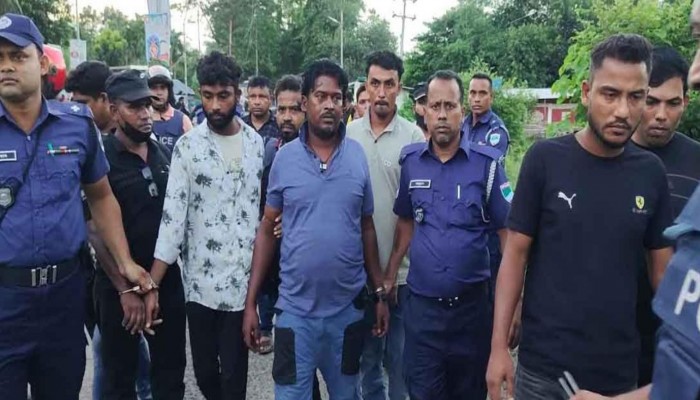 বাগেরহাটে চারটি বিদেশী পিস্তলসহ মাইক্রোবাসে থাকা ১১জন আটক