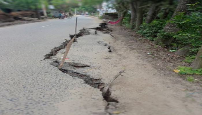 ব্রাহ্মণপাড়ায় রাস্তা ধসে পুকুরে বিলীন হওয়ার শঙ্কা