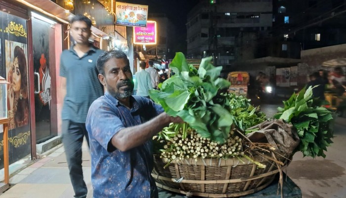 ভ্যানে শাক সব্জি বিক্রি করেই চলে তার জীবন