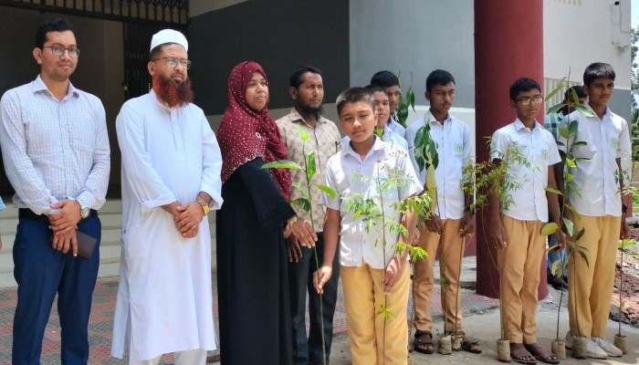 গৌরীপুরে শিক্ষার্থীদের মাঝে গাছের চারা বিতরণ