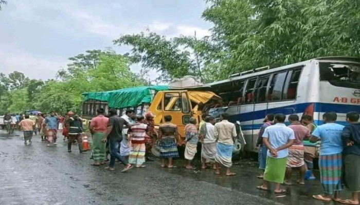 পাবনার সাঁথিয়া বাস - ট্রাক মুখোমুখি সংঘর্ষে। নিহত ৩। আহত ১০