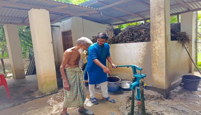নালিতাবাড়ীতে অসহায় পরিবারকে টিউবওয়েল স্থাপন করে দিলেন ইউএনও